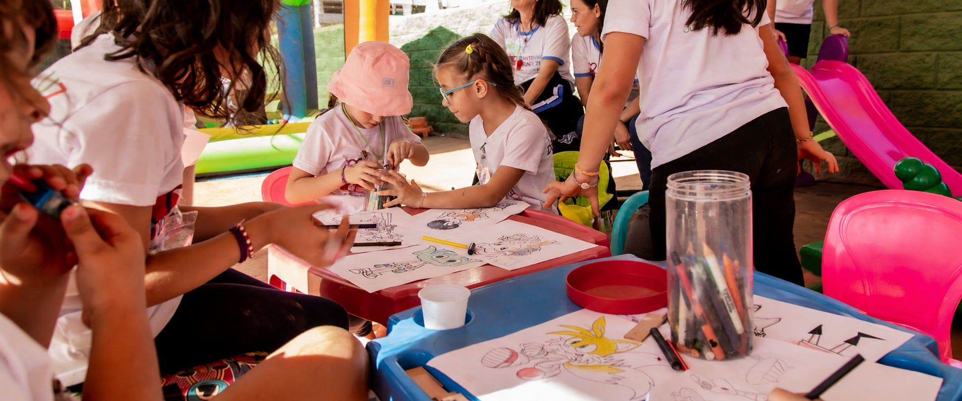 Crianças participando da oficina de pintura no Cantinho Dona Zilda